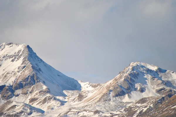 Una Vista Ipnotizzante Sulle Scogliere Rocciose Innevate Alpi Italiane Pila — Foto Stock