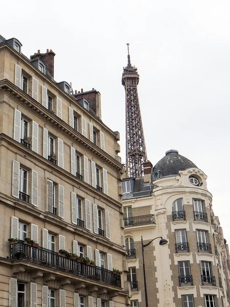 Uma Foto Famosa Torre Eiffel Atrás Edifícios Paris França — Fotografia de Stock
