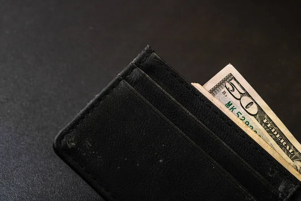 Masasında Para Cüzdanında Dolar Olan Bir Erkek Cüzdanı — Stok fotoğraf