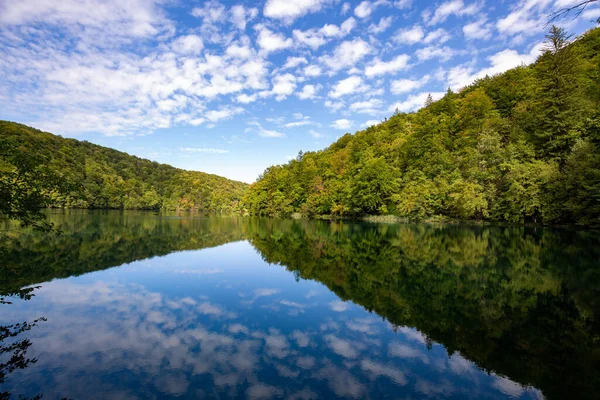 มมองท สวยงามของท องฟ าสะท อนในน าในอ ทยานแห งชาต Plitvice Lakes — ภาพถ่ายสต็อก