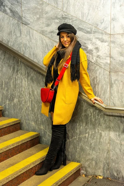 코트를 모자를 여성의 — 스톡 사진