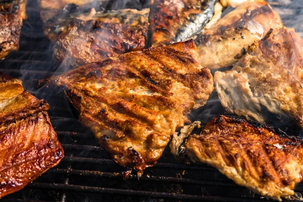 Pescado Caballa Parrilla Con Humo Una Parrilla Barbacoa Carbón —  Fotos de Stock