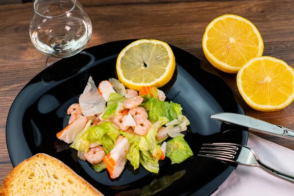 Composição Salada Frutos Mar Com Camarões Surimi Com Talheres Copo — Fotografia de Stock