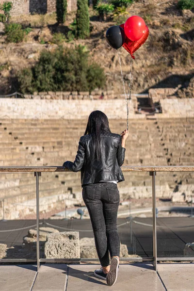 Λευκή Γυναίκα Γυαλιά Και Μαύρη Στολή Που Κρατάει Μπαλόνια Στο — Φωτογραφία Αρχείου