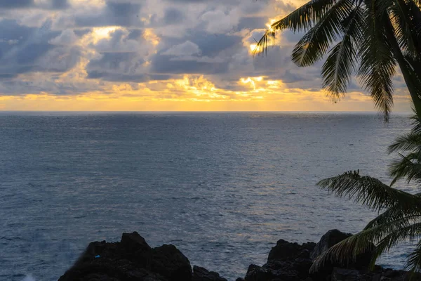 Krásný Západ Slunce Nad Mořem Tropické Pláži Palmami Oblačným Nebem — Stock fotografie