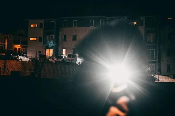 Eine Taschenlampe Von Einem Hone Der Nacht Der Straße — Stockfoto