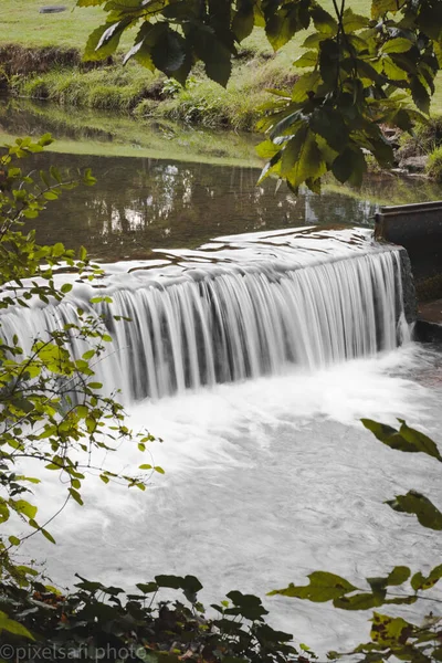 Tiro Vertical Uma Pequena Cachoeira Fluxo — Fotografia de Stock