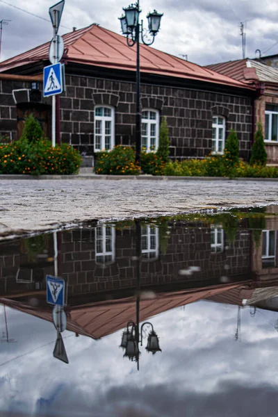 Scenic View Old Black House Its Reflection Puddle Front — Stock Photo, Image