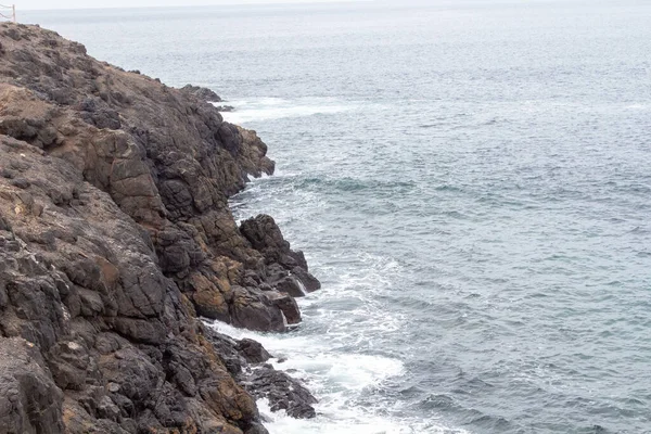 Beautiful Waves Splashing Rocks Gloomy Day — 图库照片