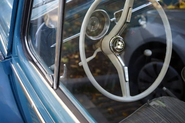 Ένα Κοντινό Πλάνο Του Τιμονιού Ενός Παλιού Αυτοκινήτου Αντίκα — Φωτογραφία Αρχείου