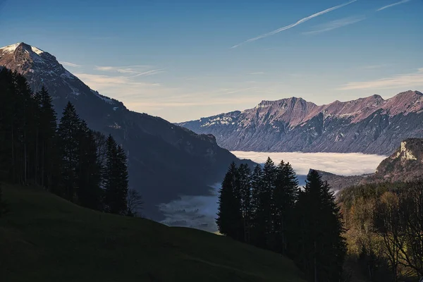 Красивый Вид Пейзаж Окруженный Скалистыми Снежными Альпами Голубым Небом — стоковое фото