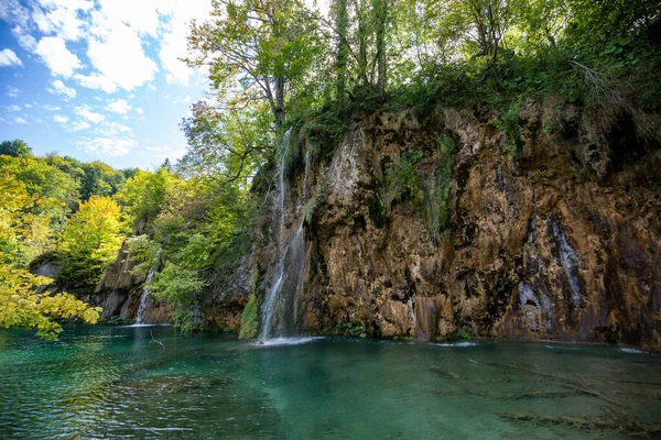Widok Małe Wodospady Parku Narodowym Jeziora Plitwickie Słoneczny Dzień Chorwacja — Zdjęcie stockowe