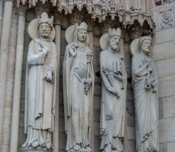 Eine Vertikale Aufnahme Von Statuen Der Fassade Von Notre Dame — Stockfoto