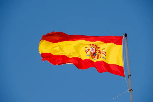 Bandeira Espanha Pendurada Pólo Fundo Céu Azul — Fotografia de Stock