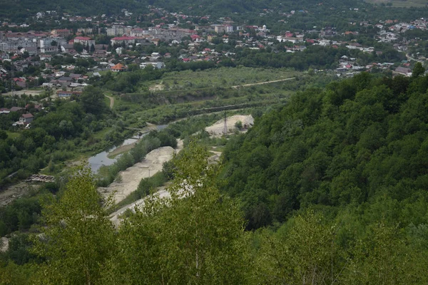 Luchtfoto Van Een Landelijke Stad Met Groene Bomen Gebouwen — Stockfoto