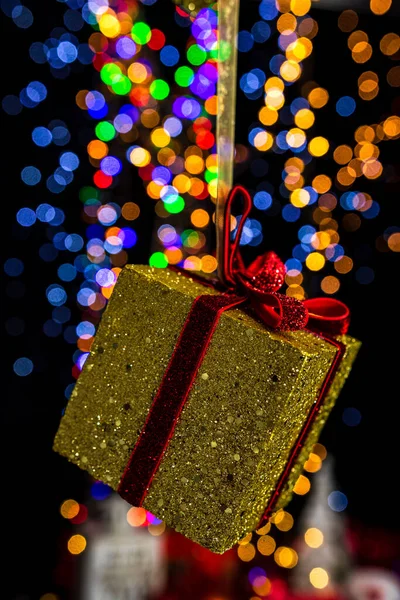 보케등을 배경으로 장식된 크리스마스 이걸려 클로즈업 — 스톡 사진