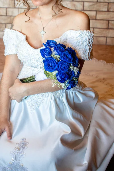 Großaufnahme Einer Schwangeren Braut Mit Einem Hochzeitskleid — Stockfoto