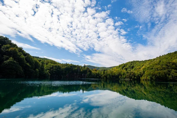 มมองท สวยงามของท องฟ าสะท อนในน าในอ ทยานแห งชาต ทะเลสาบ Plitvice — ภาพถ่ายสต็อก