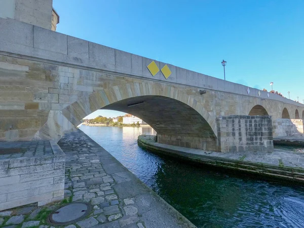 Vieux Pont Sur Une Rivière Par Une Journée Ensoleillée — Photo