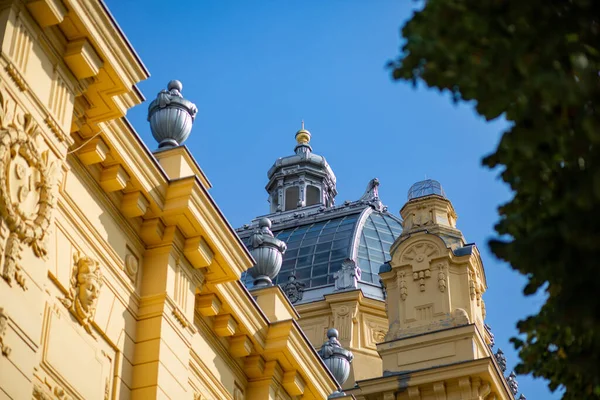 Closeup Shot Architatual Ditails Roof Croatian National Theatre Zagreb — Stockfoto