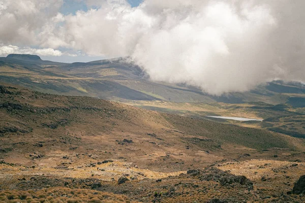 Uma Paisagem Turva Hipnotizante Sobre Terra Com Colinas Vazias Num — Fotografia de Stock