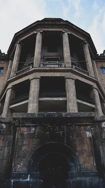 Plano Ángulo Bajo Edificio Antiguo Con Columnas Balcones — Foto de Stock