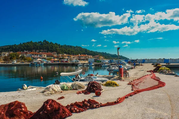 Muitas Redes Pesca Coloridas Velhas Com Cordas Uma Doca Concreto — Fotografia de Stock