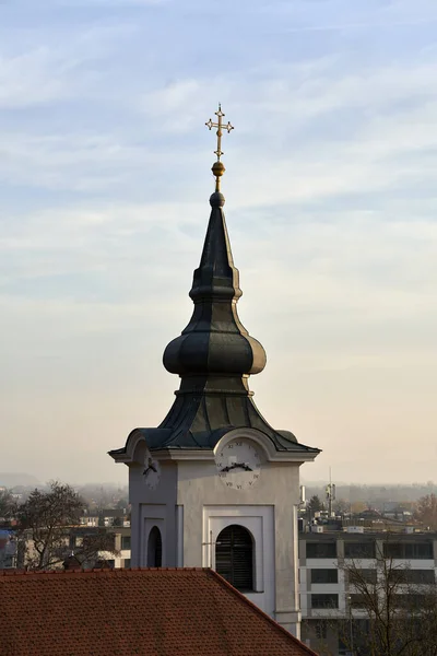 Eine Malerische Aufnahme Eines Kirchturms Mit Einer Uhr Darauf — Stockfoto