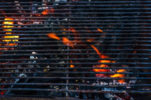 Churrasco Carvão Quente Vazio Com Chama Brilhante — Fotografia de Stock