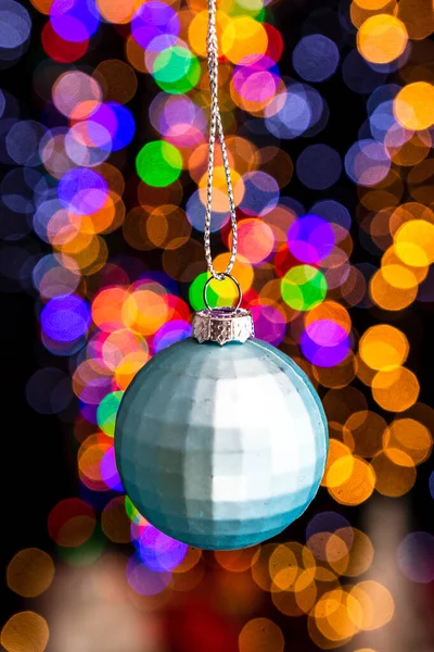 Bokeh Işıkları Arka Planına Karşı Bir Noel Ağacı Topunun Dikey — Stok fotoğraf