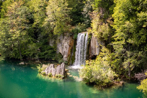 Сонячний День Хорватія Мальовничий Краєвид Невеликий Водоспад Національному Парку Плітвіцькі — стокове фото
