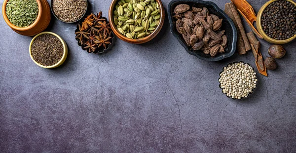 Masadaki Hint Baharatlarının Baharatlarının Üst Görüntüsü — Stok fotoğraf