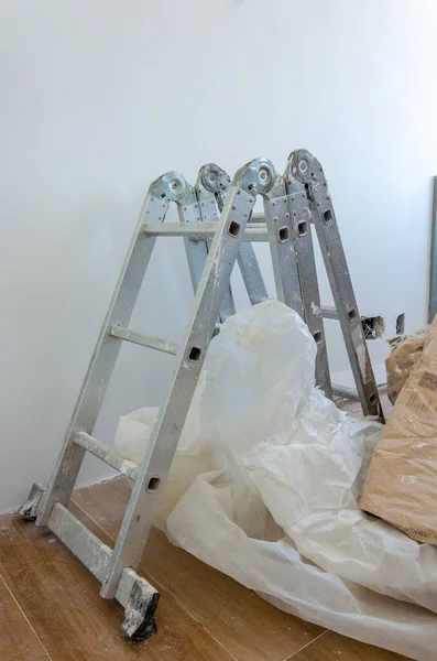 Yenileme Sırasında Duvara Yerleştirilmiş Açılmamış Bir Metal Merdiven Dikey Görüntüsü — Stok fotoğraf