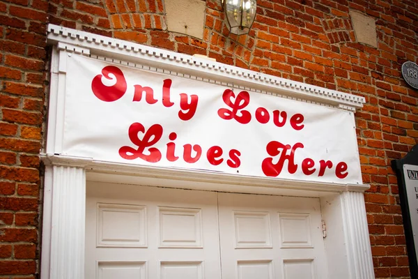 Zbliżenie Zdjęcia Jedynej Miłości Żyje Tutaj Znak Clemens Michigan — Zdjęcie stockowe