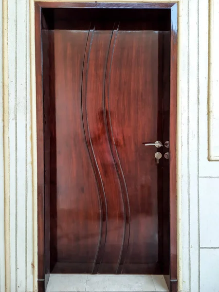 サウジアラビア 2021年10月27日 木製のドアの垂直ショット — ストック写真