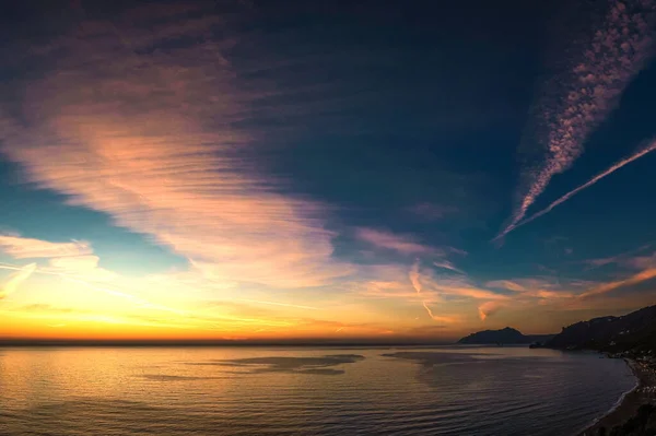 Прекрасний Знімок Барвистого Заходу Сонця Над Морем Спокійними Хвилями — стокове фото