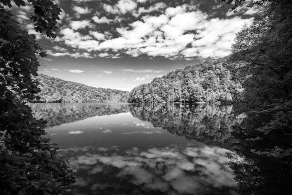 Scenic View Sky Reflection Water Plitvice Lakes National Park Grayscale — Stock Photo, Image
