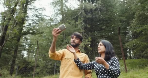 Pareja India Parque Tomando Selfie — Vídeos de Stock