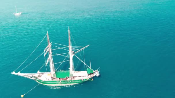 阳光明媚的大海中游艇的风景镜头 — 图库视频影像