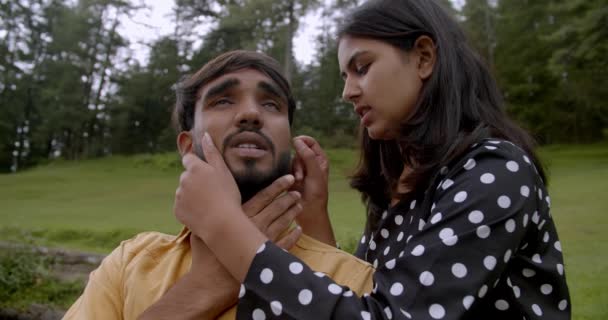 Couple Indien Dans Parc — Video