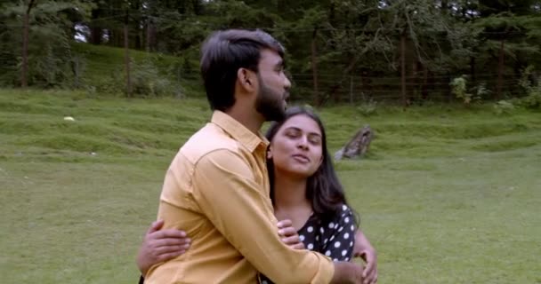 在公园里的一对印度夫妇拥抱着 慢动作 — 图库视频影像