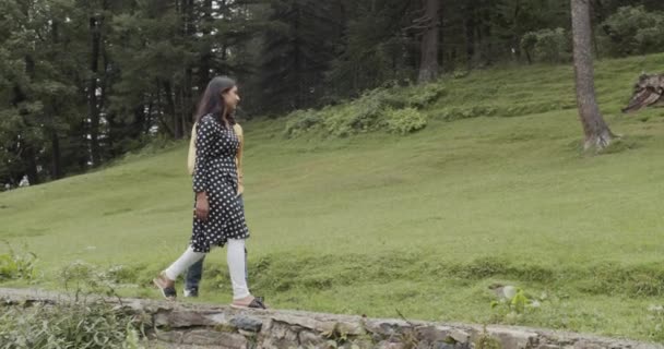 公園を歩くインド人のカップル スローモーション — ストック動画