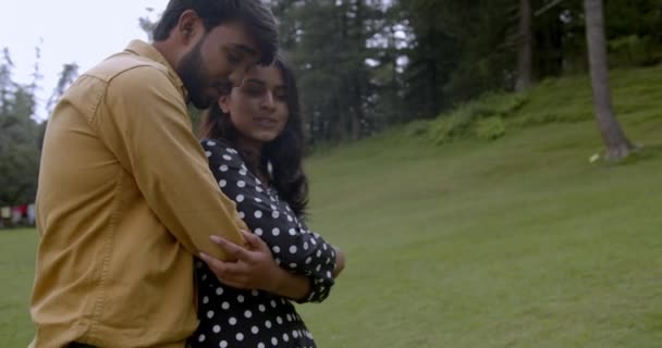 公園にいるインド人のカップルが抱き合って — ストック動画