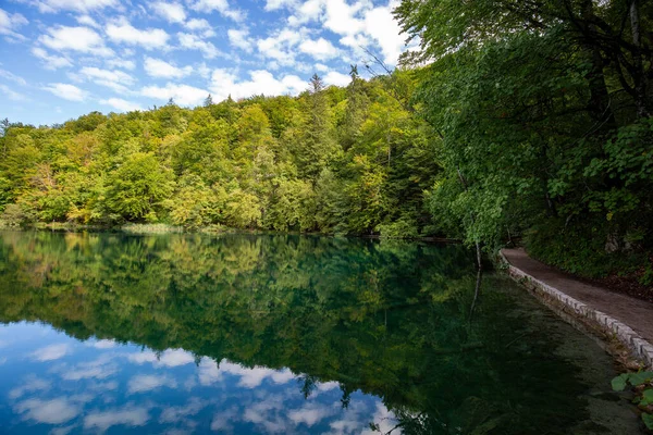 Malowniczy Widok Odbicie Nieba Wodzie Parku Narodowym Jeziora Plitwickie Chorwacja — Zdjęcie stockowe