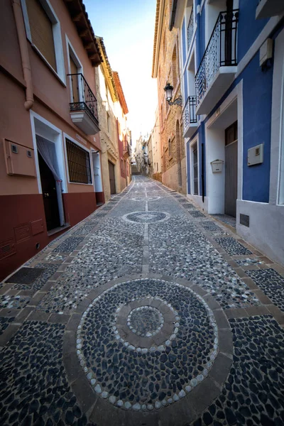 Tiro Vertical Uma Rua Mosaico Entre Edifícios Coloridos — Fotografia de Stock