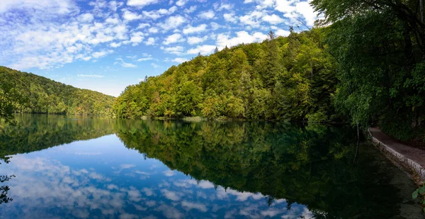 Живописный Вид Небо Воду Национальном Парке Плитвицкие Озера Хорватия — стоковое фото