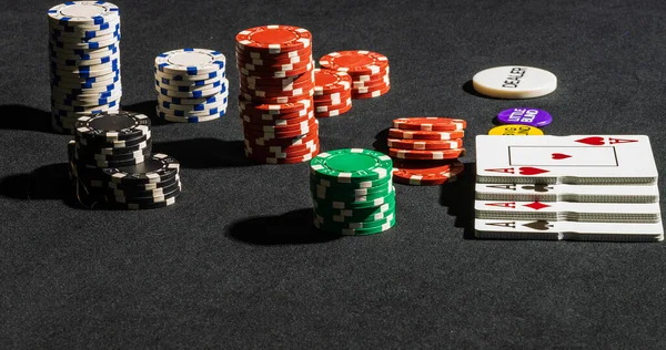 Kumar Masasında Renkli Poker Fişleri Iskambil Kağıtları — Stok fotoğraf