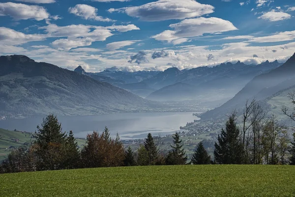 Sviçre Yeşil Dağlarla Çevrili Güzel Bir Manzara — Stok fotoğraf