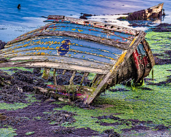 Tiro Perto Barco Destruído Água Suja — Fotografia de Stock