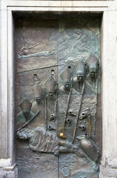 Μια Γραφική Φωτογραφία Από Χάλκινες Πόρτες Του Καθεδρικού Ναού Του — Φωτογραφία Αρχείου